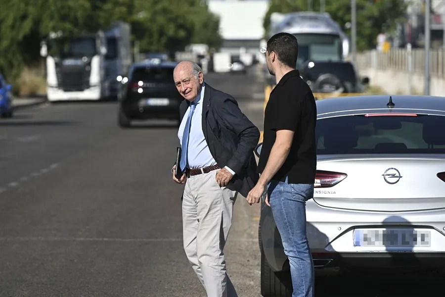 El exministro del Interior Jorge Fernández Díaz (i) a su llegada a la Audiencia Nacional de San Fernando de Henares.