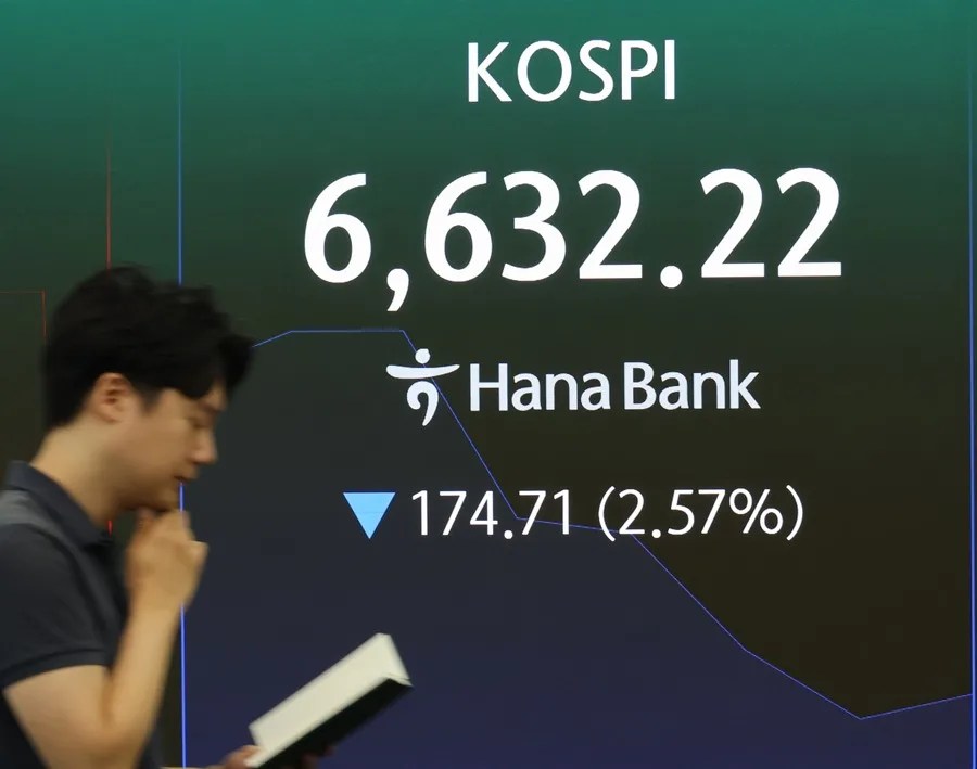 Una pantalla de datos financieros en la sala de operaciones de Hana Bank muestra que el índice de referencia KOSPI