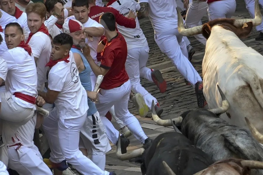 Los toros de la ganadería Cebada Gago entran en Mercaderes tras pasar por la Plaza Consistorial durante el segundo encierro de los Sanferimes 2026, este miércoles en Pamplona.