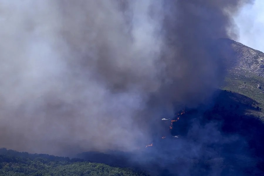 Medios aéreos trabajan en las labores de extinción del incendio entre las localidades abulenses de Burgohondo y Navaluenga.