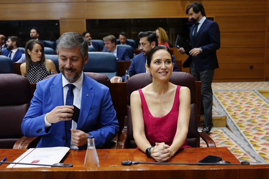 La presidenta de la Comunidad de Madrid, Isabel Díaz Ayuso (d), y el consejero de Presidencia, Justicia y Administración, Miguel Ángel García.
