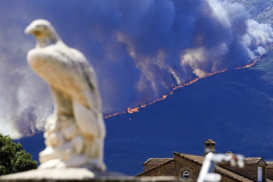 Medios aéreos trabajan en las labores de extinción del incendio entre las localidades abulenses de Burgohondo y Navaluenga.