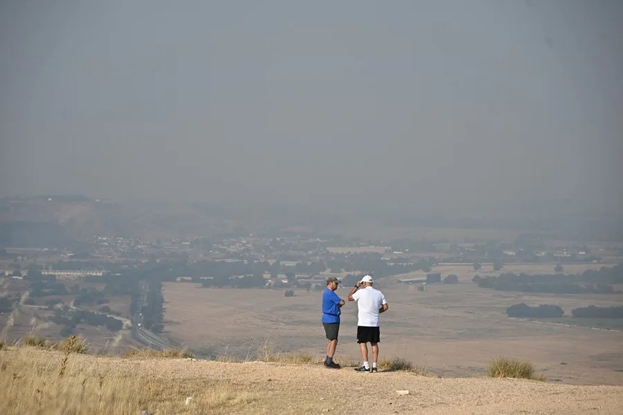 Vista de la humareda producida por los incendios de la sierra oeste de la Comunidad desde el cerro del Viso, en Alcalá de Henares.