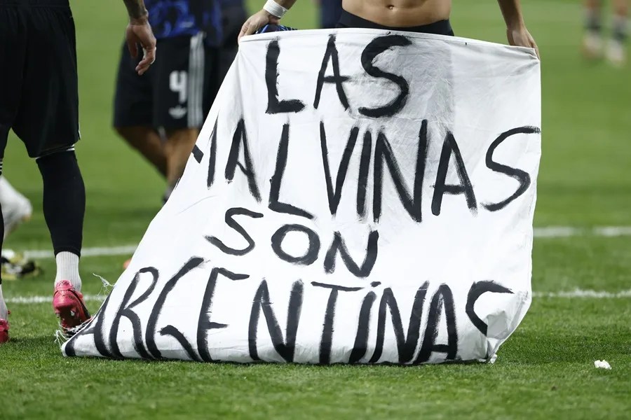 Jugadores de Argentina sostienen una pancarta con el lema «Las Islas Malvinas son argentinas» mientras celebran su victoria en el partido de semifinales de la Copa Mundial de la FIFA 2026