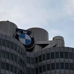 logotipo de Bayerische Motoren Werke AG (BMW) en la sede central de BMW en Múnich