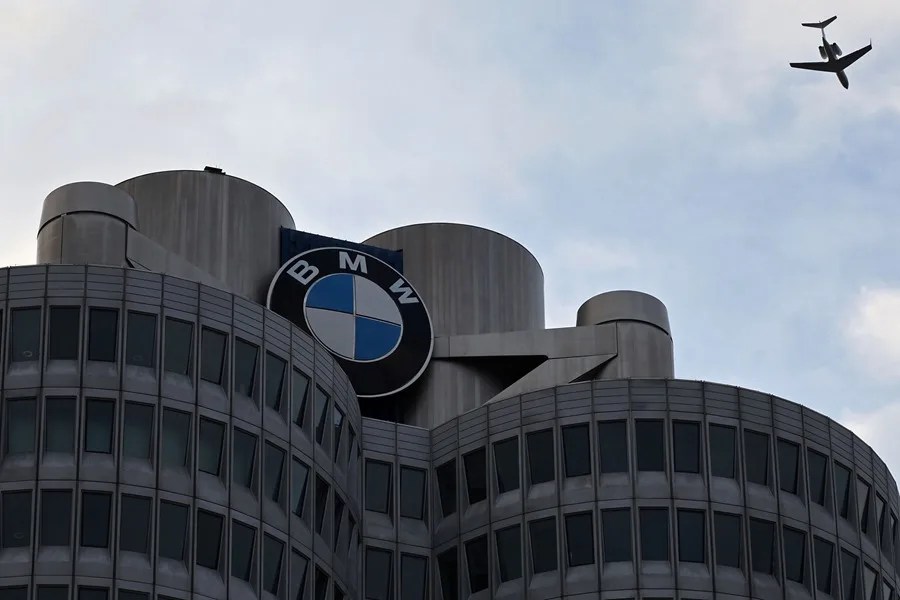 logotipo de Bayerische Motoren Werke AG (BMW) en la sede central de BMW en Múnich