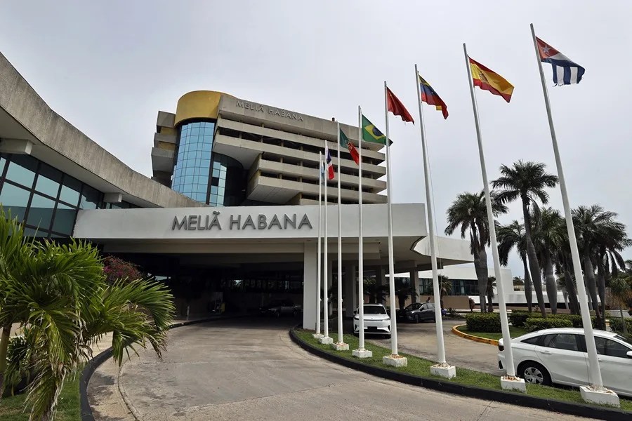 Fachada de un edificio de la cadena hotelera española Meliá en La Habana (Cuba).