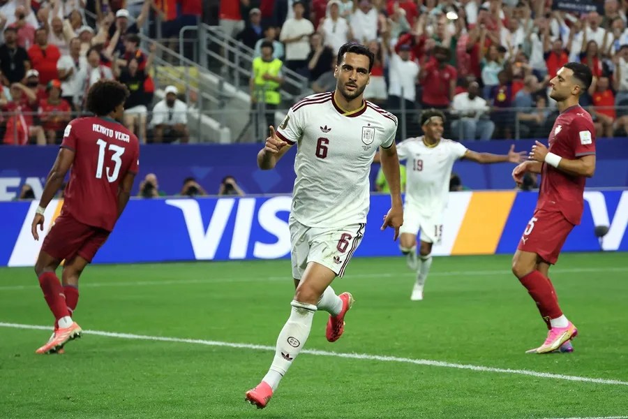 Mikel Merino de España celebra el gol contra Portugal.