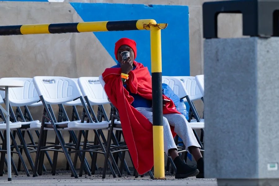 Un migrante en el muelle de Gran Tarajal, en Fuerteventura.