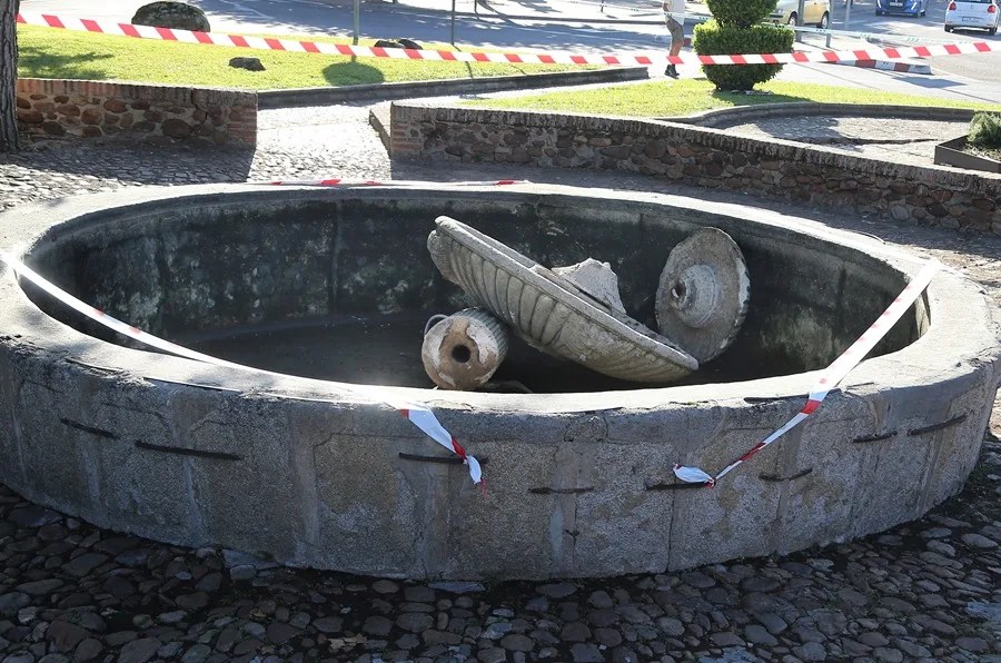 Una persona ha fallecido y otra ha resultado herida esta madrugada tras el derrumbe de la fuente de la Glorieta del Árbol Gordo, en Ciudad Rodrigo.