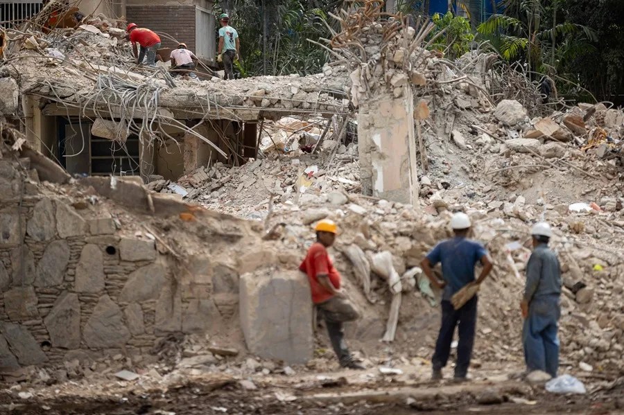 Personas retiran este jueves escombros de un edificio afectado por el doble terremoto en Caracas (Venezuela).