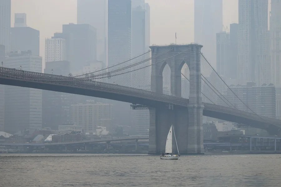 Se observa humo de incendios forestales entre el horizonte de Manhattan y el Puente de Brooklyn