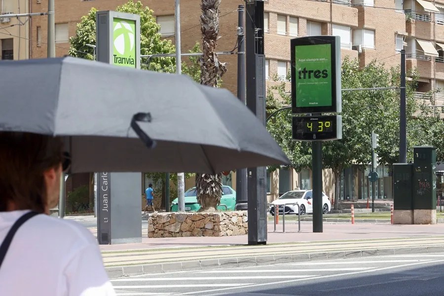 Vista de un termómetro que marca 43 grados en Murcia.