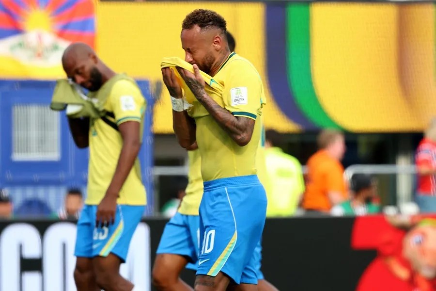 Neymar (c) llora al final de un partido por los octavos de final del Mundial de la FIFA 2026.