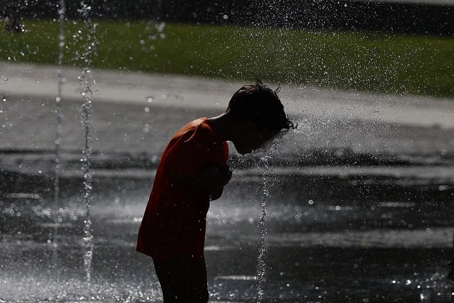 Un niño se refresca en los chorros de agua de Madrid Río este viernes durante la ola de calor.