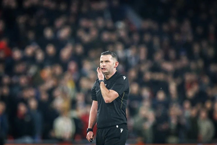 El árbitro Michael Oliver.