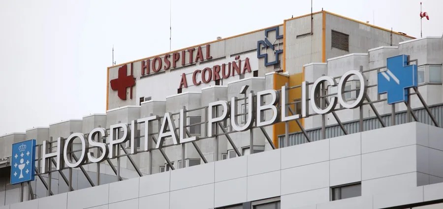 Parte de la fachada del Complejo Hospitalario Universitario de A Coruña (CHUAC).