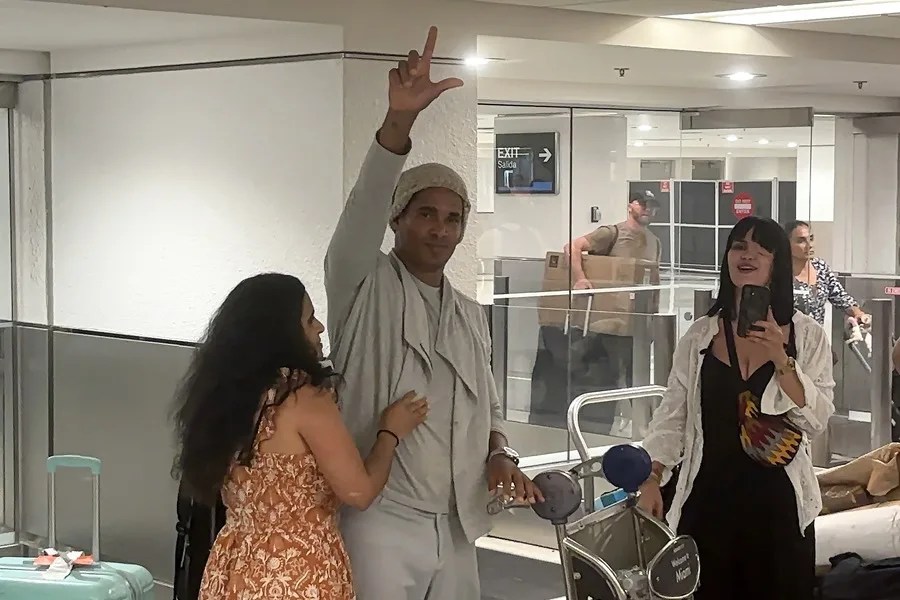 El opositor Otero Alcántara llega a Miami tras su liberación en Cuba