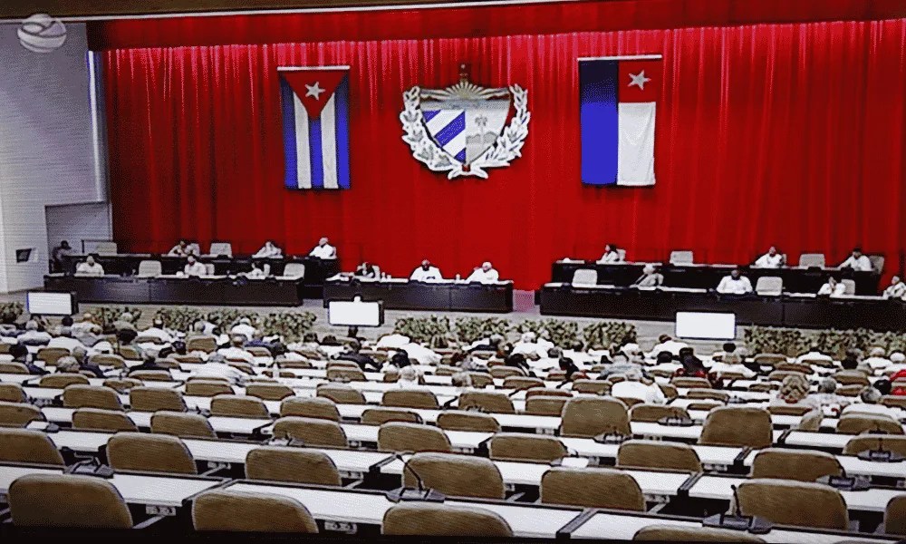 Fotografía que muestra la trasmisión de la Asamblea Nacional de Cuba, en La Habana (Cuba)
