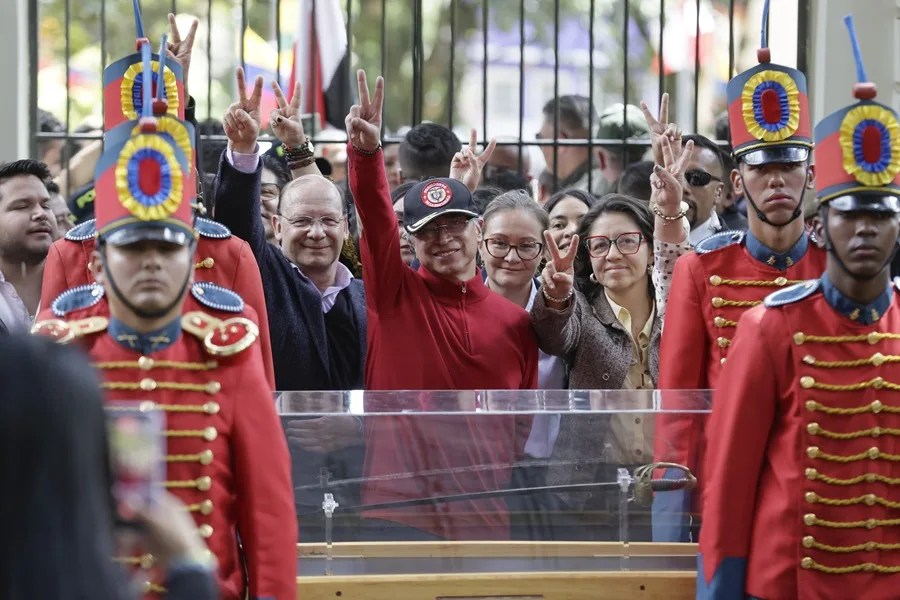 Gustavo Petro inicia la devolución de la espada de Simón Bolívar a la casa museo donde permanecerá exhibida