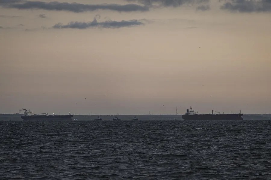 Un muerto y ocho heridos en un ataque a petroleros de Emiratos Árabes atribuido a Irán