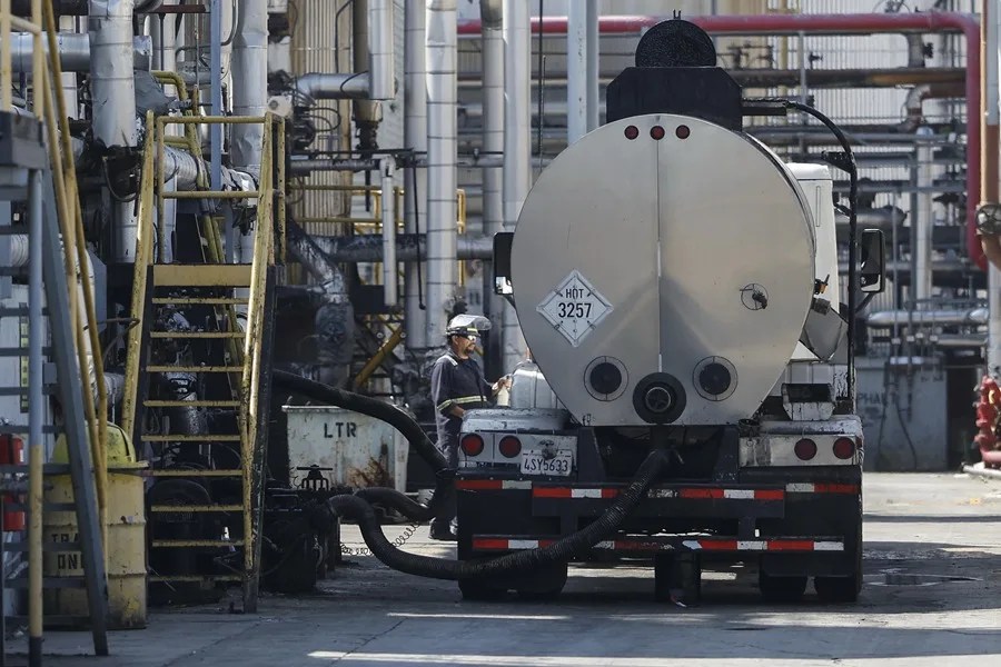 La refinería de World Oil Refinery en Los Ángeles, California