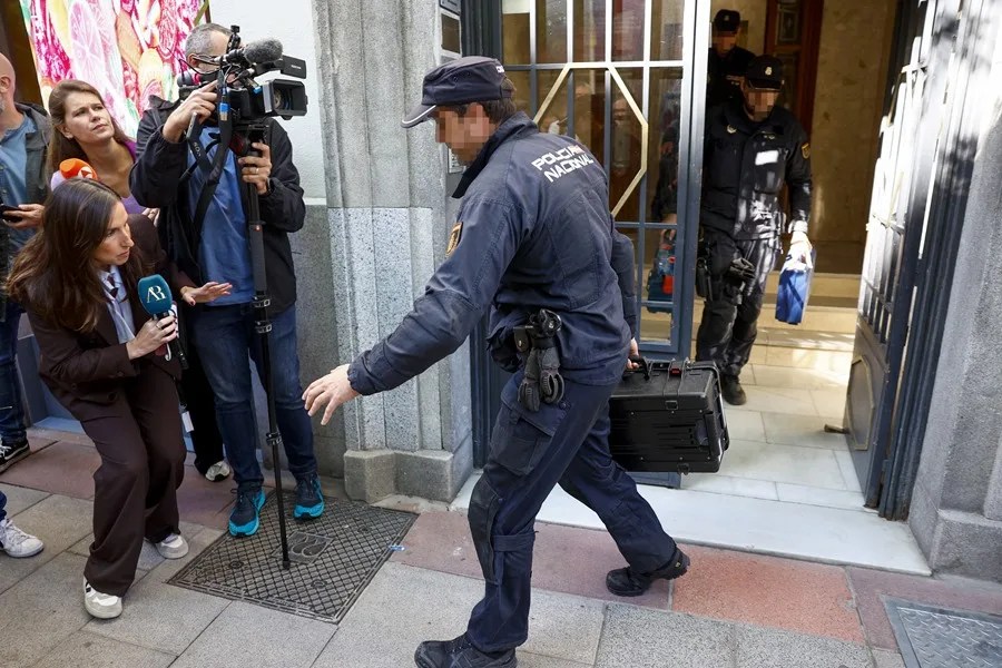 Agentes de la Policía Nacional salen de la oficina del expresidente del Gobierno José Luis Rodríguez Zapatero.