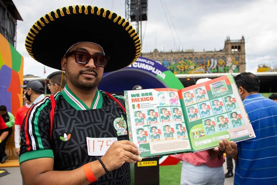 El álbum del Mundial reúne a miles de aficionados en México en busca de un Récord Guinness