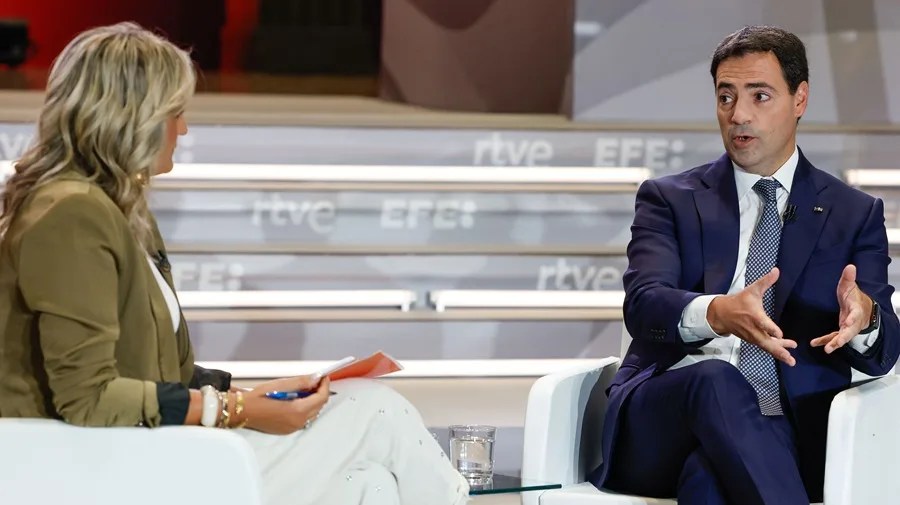 El lehendakari Imanol Pradales conversa con Iratxe Llarena, directora de RTVE en el País Vasco