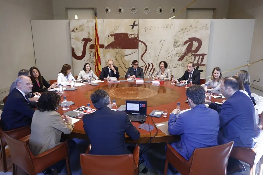 El presidente de la Generalitat, Salvador Illa (c), en una reunión del Govern.
