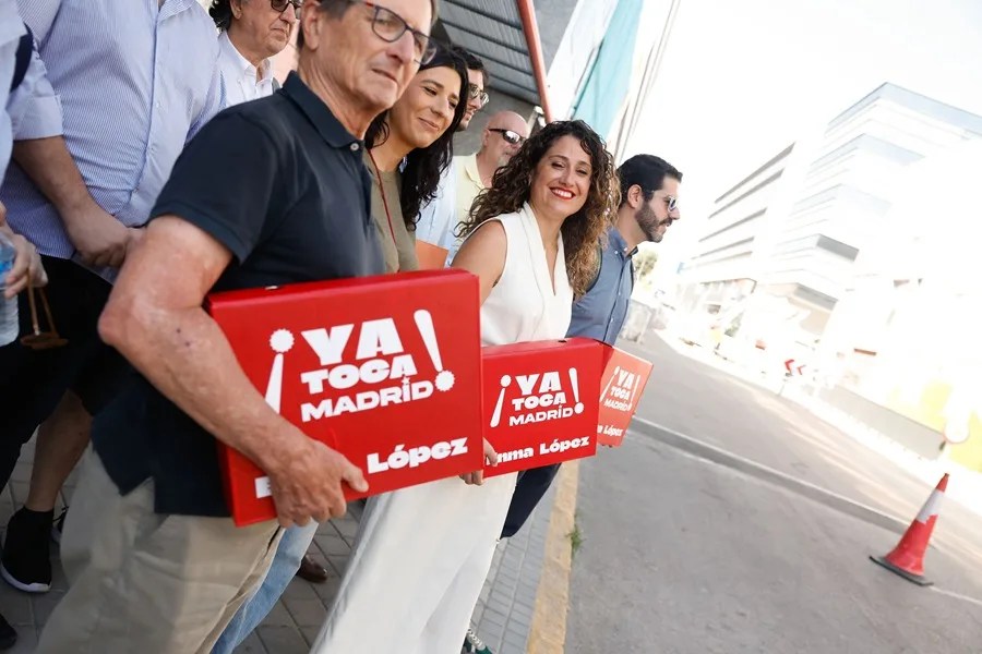 La precandidata en el proceso de primarias del PSOE a la Alcaldía de Madrid, Enma López (2d)