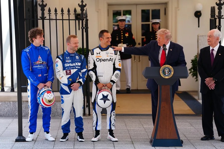 Alex Palou visita la Casa Blanca y regala un casco a Trump antes de carrera en Washington
