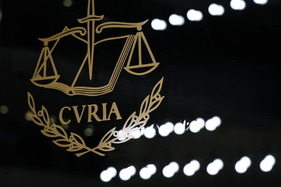 Foto de un logo del Tribunal de Justicia de la Unión Europea (TJUE) .