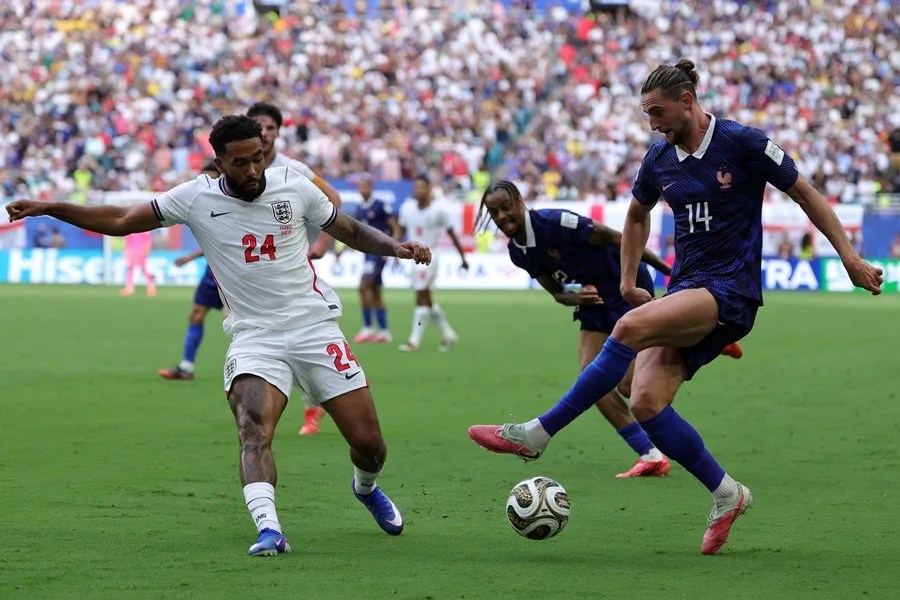El inglés Reece James (izq.) en acción ante el francés Adrien Rabiot (der.)