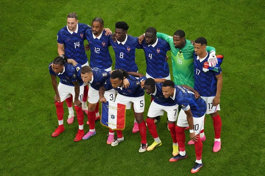 Jugadores franceses se alinean para el partido de semifinales de la Copa Mundial de la FIFA 2026 entre Francia y España
