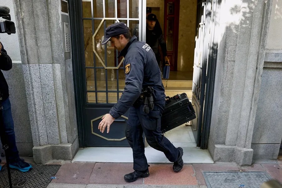Agentes de la Policía Nacional salen del edificio donde se encuentra la oficina del expresidente del Gobierno José Luis Rodríguez Zapatero