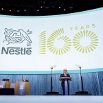 Pablo Isla (d), presidente de la compañía Nestlé.