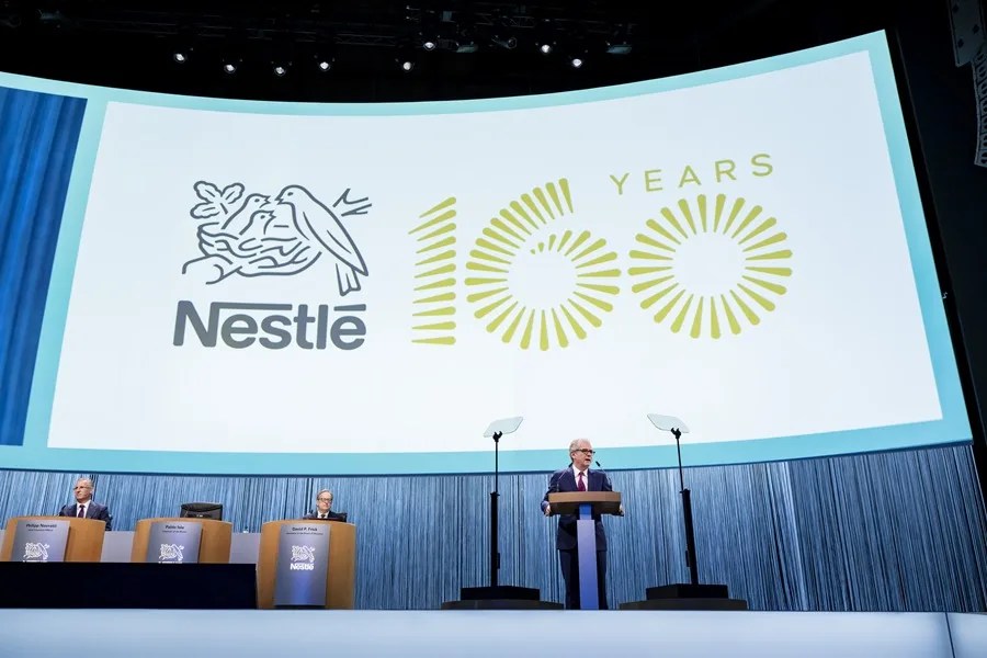 Pablo Isla (d), presidente de la compañía Nestlé.