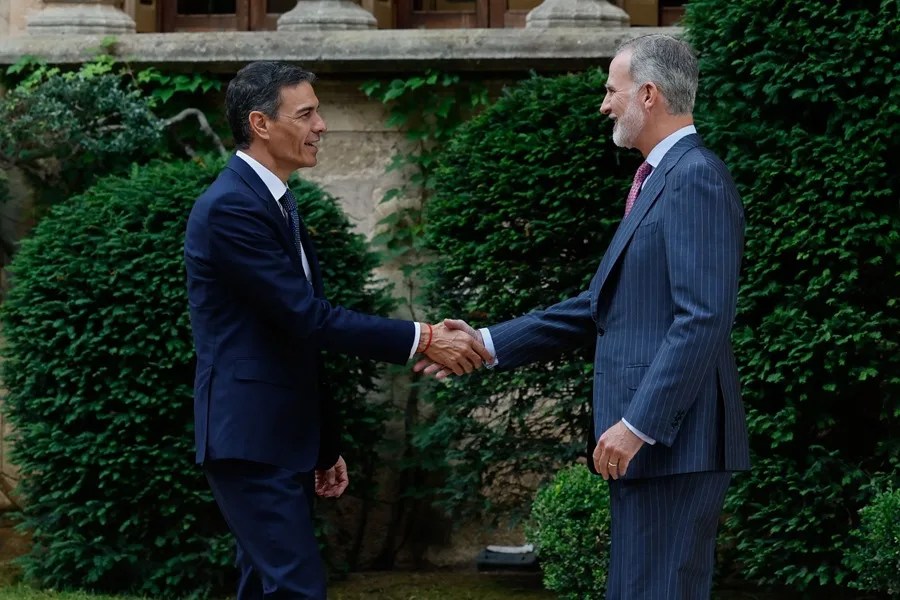 El presidente del Gobierno, Pedro Sánchez (i), y el rey Felipe VI el pasado año en Palma.