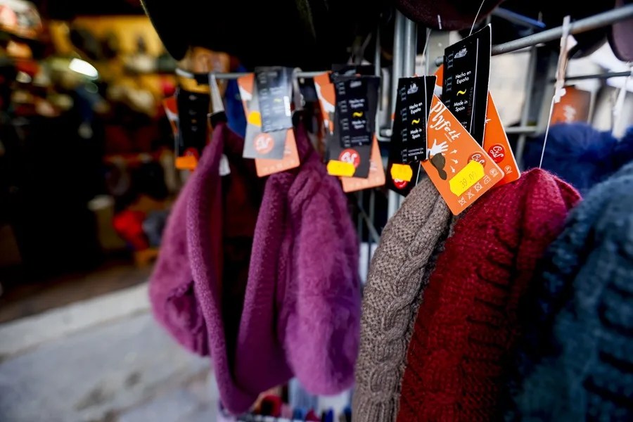 Prendas en una tienda de ropa.