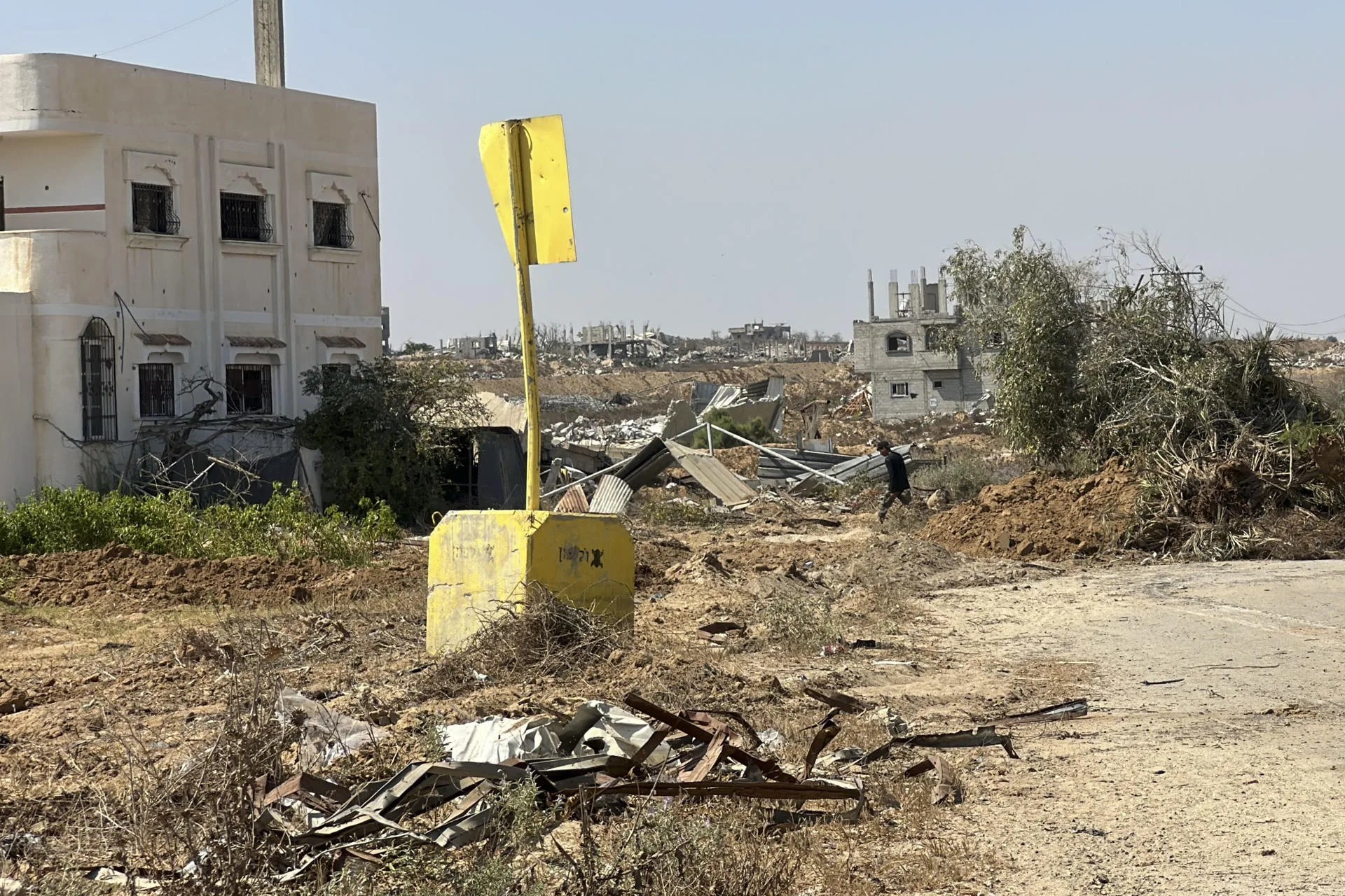 View of homes in Gaza and residents near the yellow line imposed by the Israeli Army. Jul. 22, 2026.EFE/