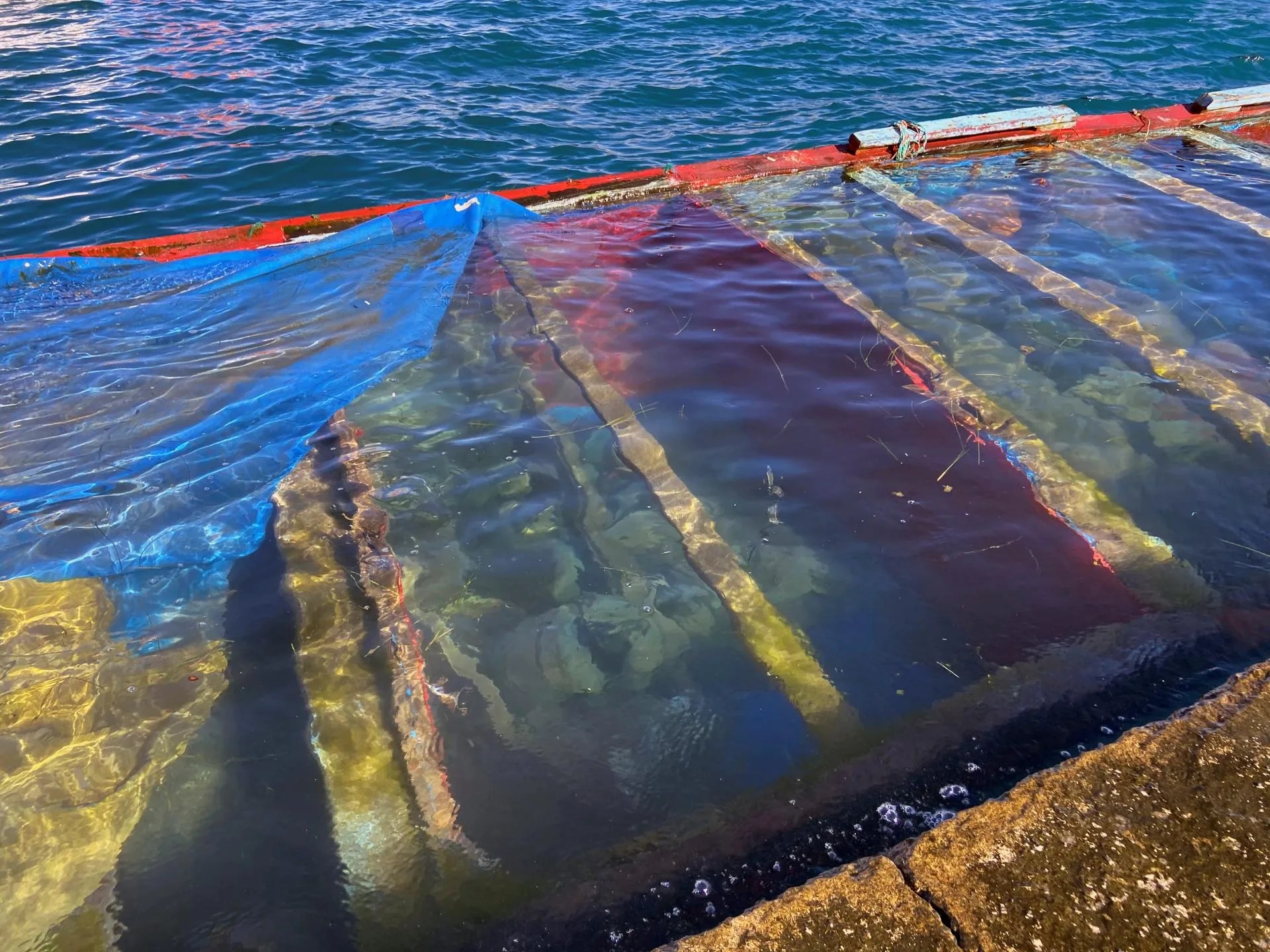 Foto de archivo de un cayuco hundido en el muelle de Arguineguín (Gran Canaria) EFE/José María Rodríguez