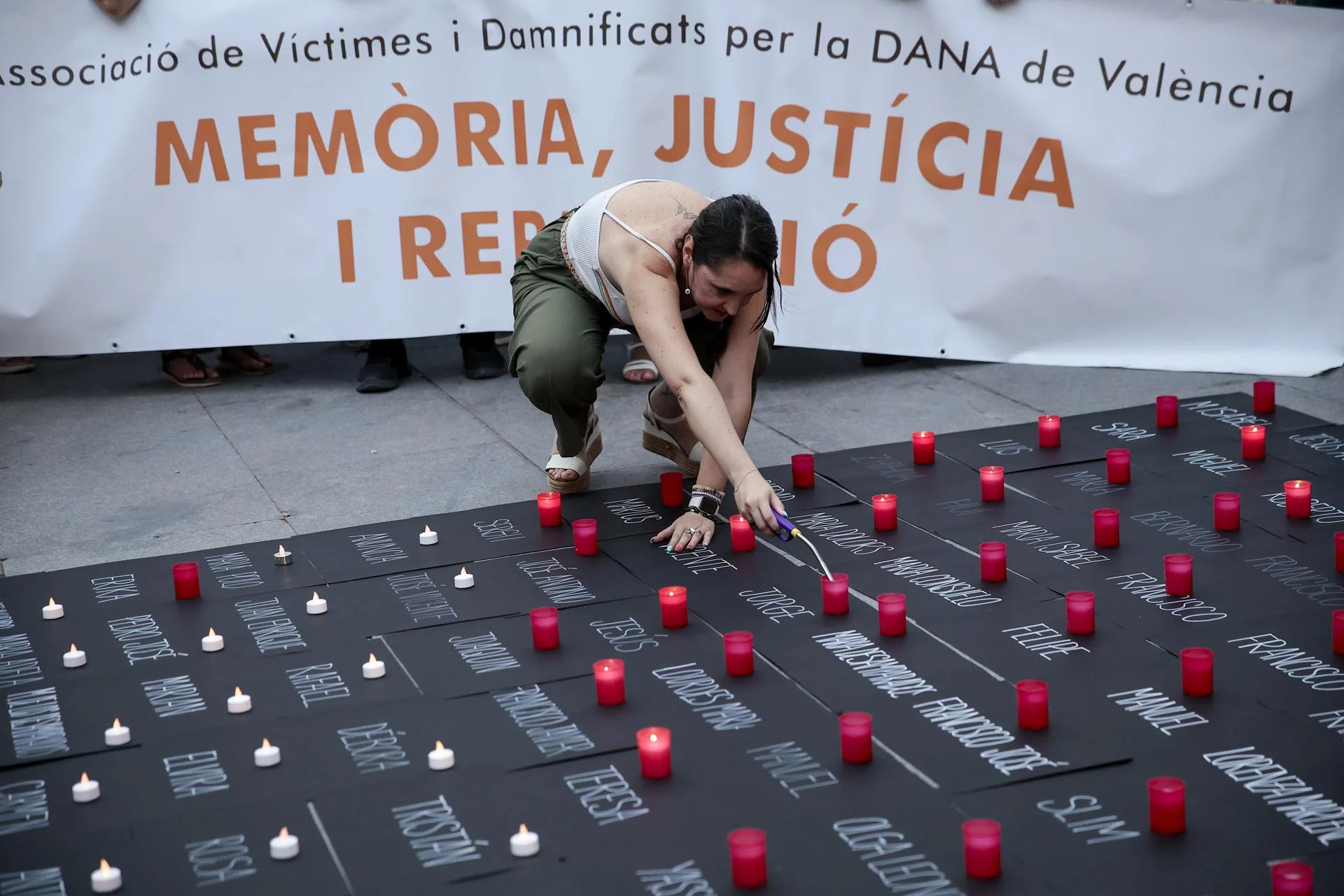 Un momento de la concentración contra el expresident de la Generalitat Valenciana Carlos Mazón y en recuerdo a las víctimas de la DANA en Vaència, este miércoles. EFE/ Biel Aliño
