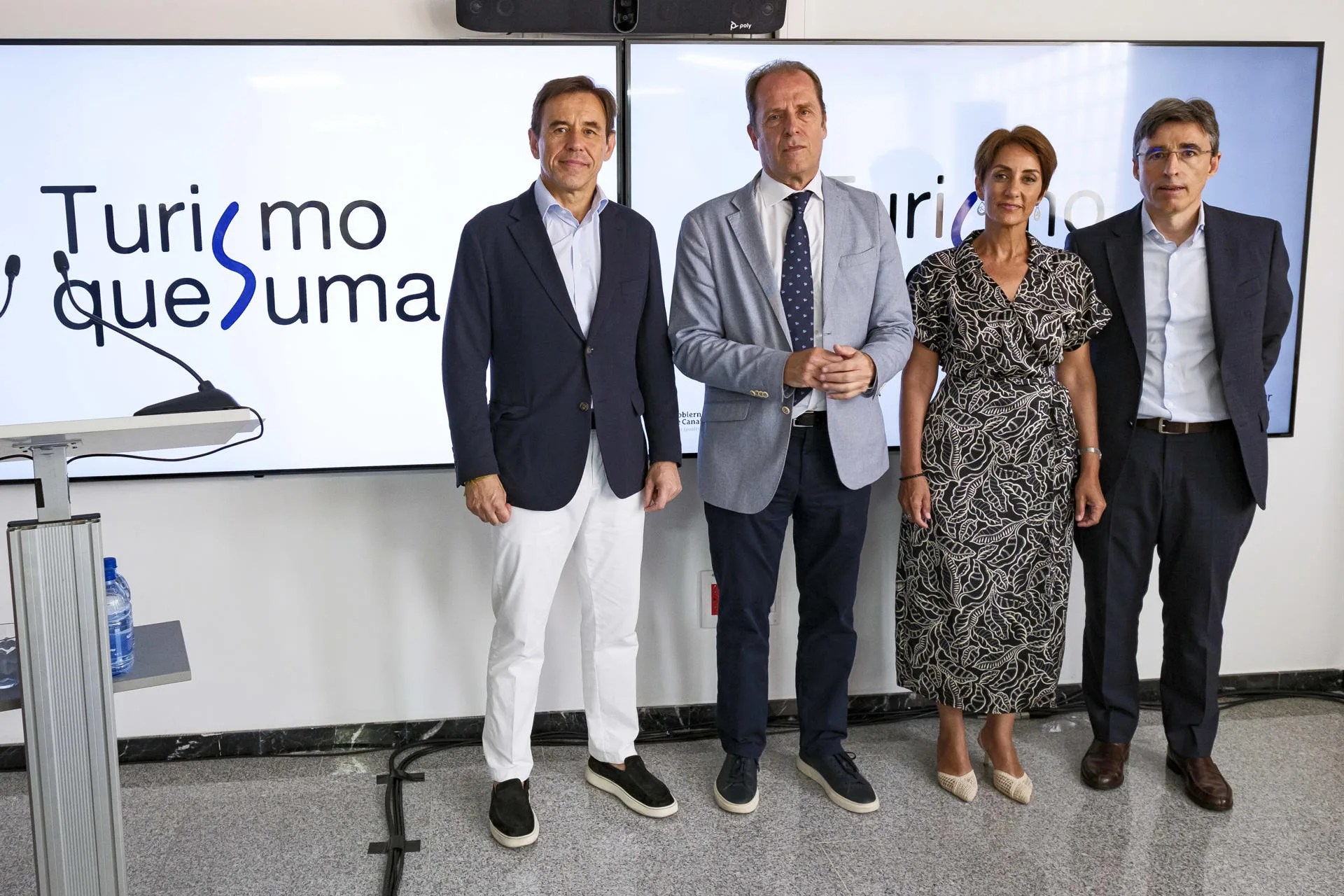 El viceconsejero de Turismo del Gobierno de Canarias, Miguel Sanabria (2i); el vicepresidente de la patronal Exceltur, Óscar Perelli (i); y la vicepresidenta de la Asociación de Municipios Turísticos, Onalia Bueno (2d). EFE/Ángel Medina G.