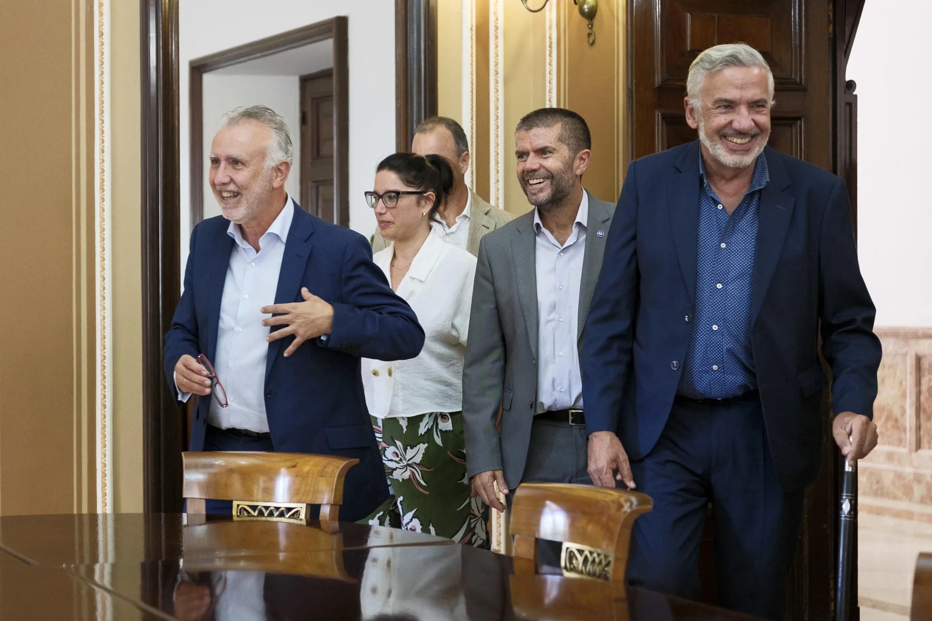 El ministro de Política Territorial y Memoria Democrática, Ángel Víctor Torres (i), se reunió con los rectores de las universidades de Las Palmas de Gran Canaria, Lluis Serra (d), y La Laguna, Francisco Javier García (2i). EFE/ Ángel Medina G.