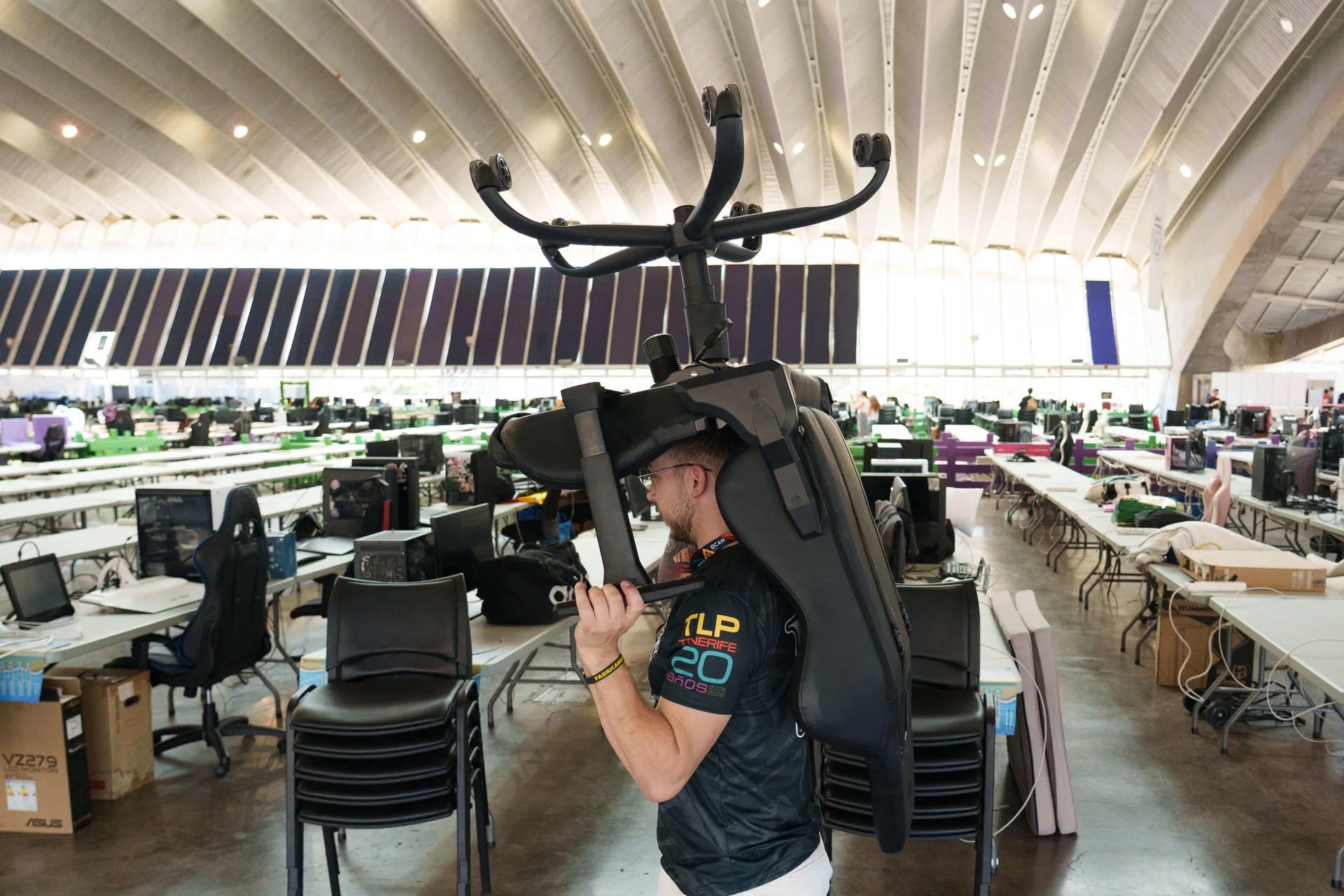 Un joven asistente a la TLP Tenerife, inaugurada este martes en su vigésima edición en el Recinto Ferial de Santa Cruz de Tenerife, EFE/Ramón de la Rocha