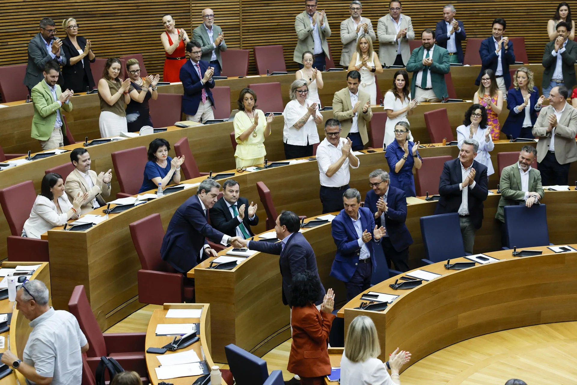 El president de la Generalitat valenciana, Juanfran Pérez Llorca, saluda al portavoz de Vox, José María Llanos, al finalizar pleno de Les Corts Valencianes que ha aprobado los presupuestos valencianos para 2026. EFE/Ana Escobar