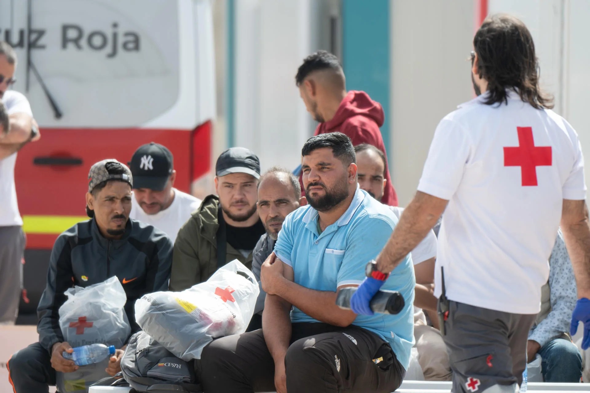 Una veintena de inmigrantes ha llegado este viernes al puerto de Gran Tarajal (Fueteventura) en un pesquero procedente del El Aaiún (Sahara). En estos momentos, se investiga si la embarcación, de nombre 'Aali', es un pesquero sobre el que consta denuncia de robo en El Aaiún. En la imagen, los inmigrantes a su llegada al puerto de Gran Tarajal. EFE/ Carlos De Saá