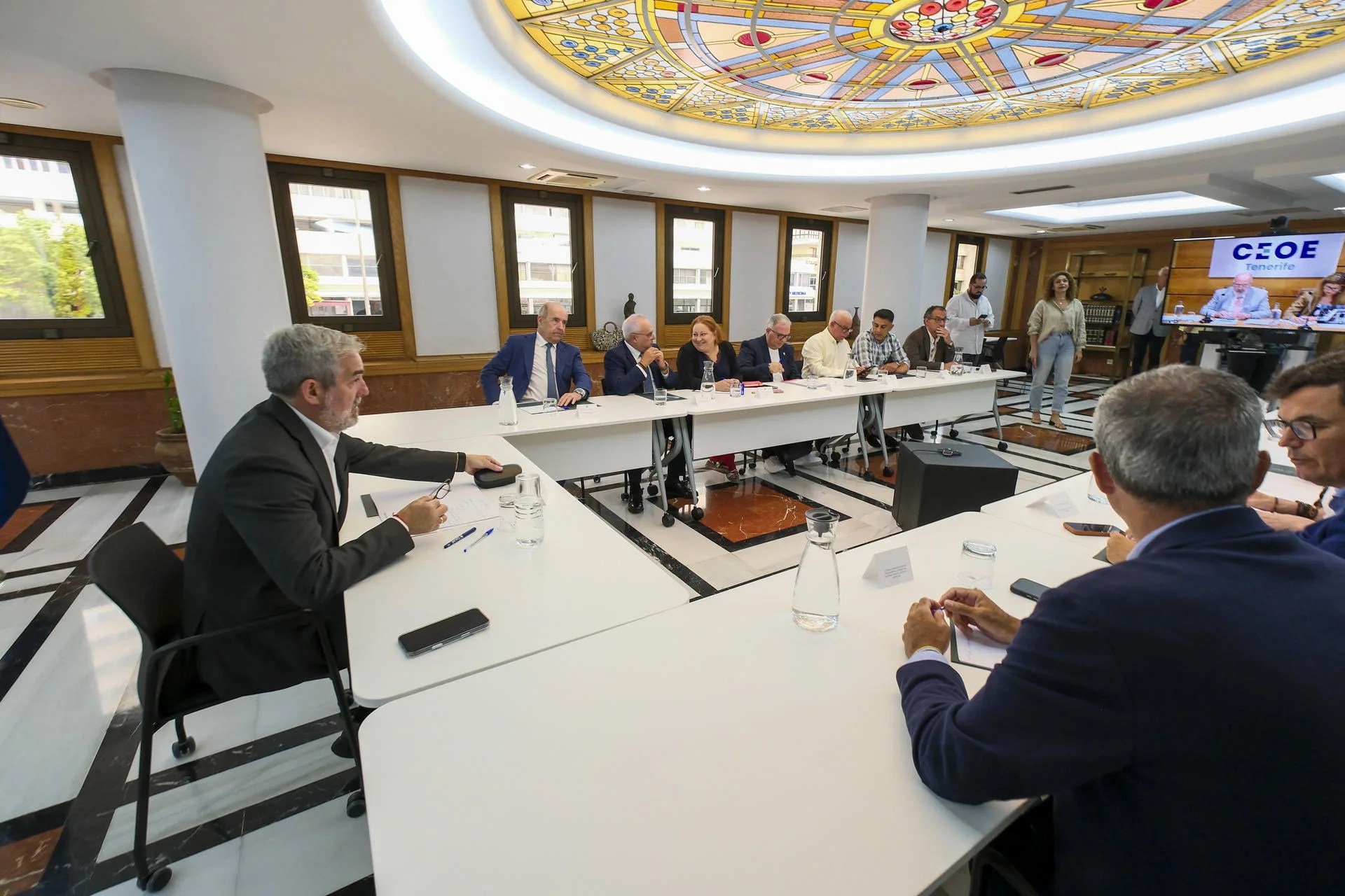 El presidente del Gobierno de Canarias, Fernando Clavijo (i), reunió este lunes a los sindicatos y patronales que conforman su Consejo Asesor para analizar la propuesta del Gobierno central sobre el sistema de financiación autonómica. EFE/ Angel Medina G.