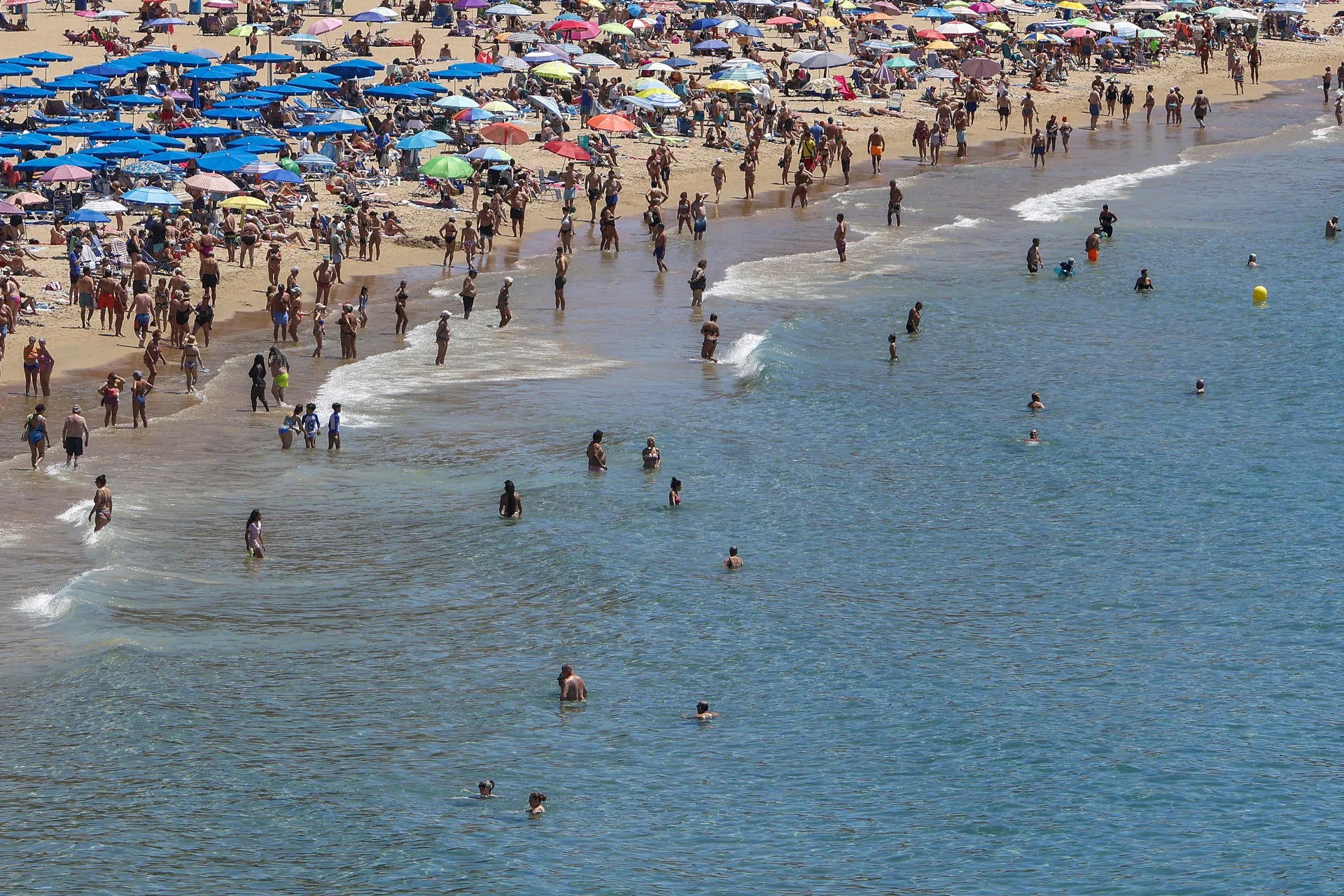 Vista general de una playa abarrotada en Alicante. EFE/Morell
